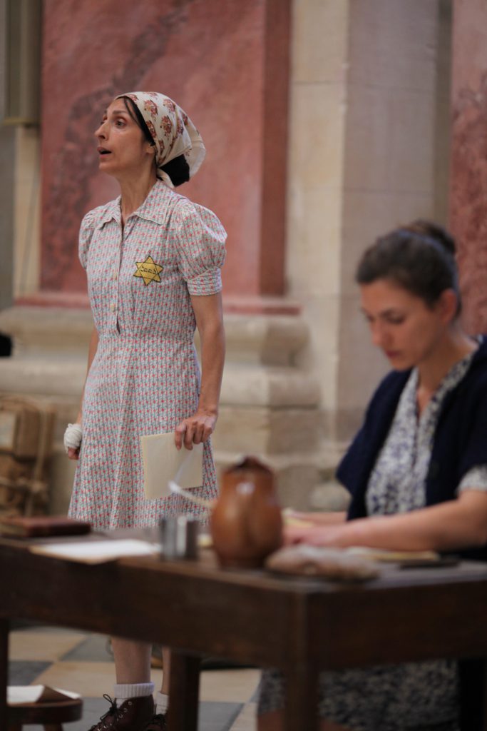 Emmanuelle Galabru et Martine Amsili, dans la pièce adaptée des Lettres de Westerbork, de Etty Hillesum, ici jouée à Avignon en 2012